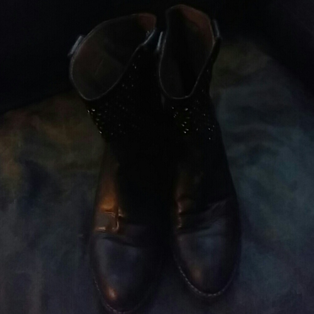Cute black and silver ankle boot by Janet-Janet.